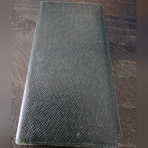 Louis Vuitton Green Taiga Leather Long Bifold Wallet - Picture 2 of 12